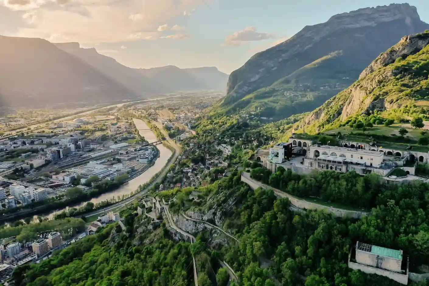 Vue panoramique de Grenoble par mikhail nilov. Étude de notaires GMU